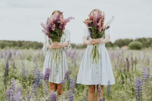 Zwei Freundinnen mit Blumensträußen
